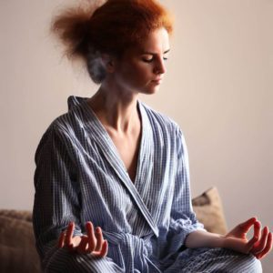 Fibroymalgie et pleine conscience. Sarah est une femme de 35 ans qui vit avec la fibromyalgie depuis 10 ans.