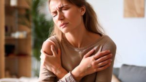 Charlotte est une femme de 35 ans qui a une poussées de fibromyalgie