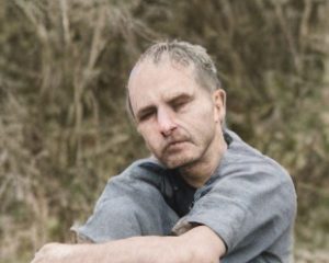 Chez John la fibromyalgie a un impact sur les relations et la vie sociale