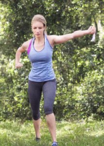 Une femme souffrant de fibromyalgie qui fait de l'exercice physique