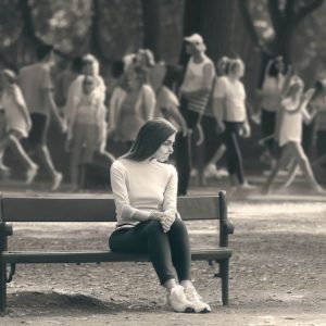 Poids émotionnel de la fibromyalgie. Audrey s'est retrouvée de plus en plus isolée et frustrée.