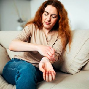 Y a-t-il un lien entre la fibromyalgie et les éruptions cutanées ? Christelle a remarqué une éruption cutanée sur ses bras et ses jambes.