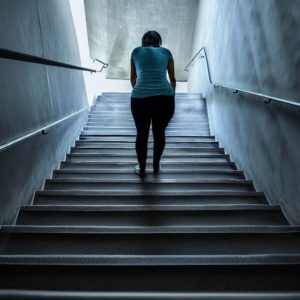 La fibromyalgie et l'équilibre. Elise sentait que le sol sous elle oscillait