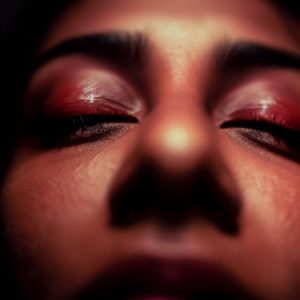 La fibromyalgie peut-elle causer des problèmes oculaires ? Élodie se plaint de sécheresse oculaire, de vision floue et de sensibilité à la lumière.