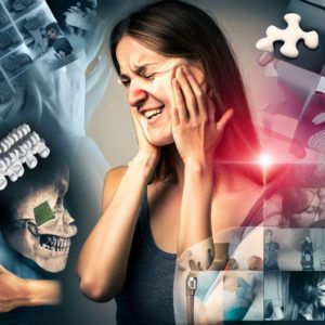 La fibromyalgie peut-elle provoquer des douleurs dentaires ? La photo montre une personne qui se serre la joue en signe de douleur, tandis qu'une autre image représente une brosse à dents et du dentifrice, symbolisant la santé bucco-dentaire. En outre, des pièces de puzzle sont disséminées dans le collage, représentant le puzzle en cours pour comprendre le lien entre la fibromyalgie et les douleurs dentaires.