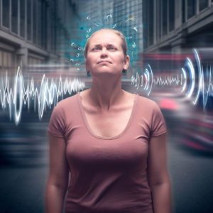 Pourquoi certaines personnes atteintes de fibromyalgie ont-elles une sensibilité accrue au bruit ? Pour Jade, le bruit perce ses oreilles et se répercute dans sa tête.