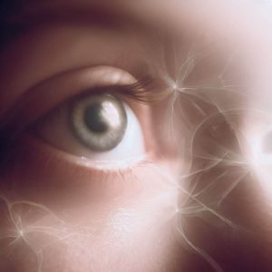 La fibromyalgie peut-elle affecter la vision ou provoquer des flotteurs dans les yeux ? Margot voit de petites taches ou de formes ressemblant à des toiles d'araignée.