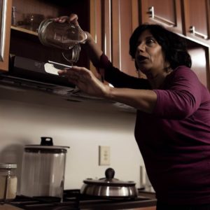 Fibromyalgie et faiblesse musculaire. Alors que Marguerite saisit le bocal qui se trouve sur l'étagère supérieure de son armoire de cuisine, elle sent son bras trembler, luttant pour rassembler la force nécessaire à l'accomplissement de cette simple tâche.