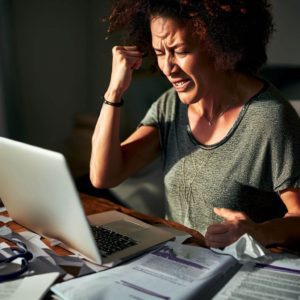 La fibroymalgie est-elle une maladie évolutive ? Éléonore, une femme de 43 ans, a été diagnostiquée avec la fibromyalgie il y a près de dix ans. Elle est tombée sur une étude scientifique qui remettait en question la perception de la fibromyalgie en tant que maladie évolutive.